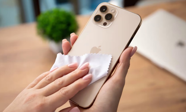 Làm sạch ống kính camera sau