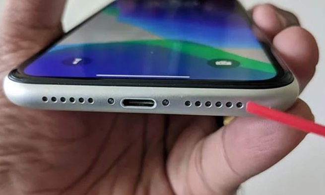 Loa iPhone bám bụi