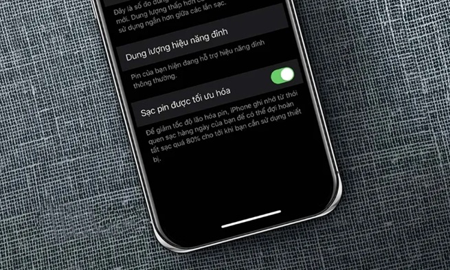 iPhone sạc đến 80 không lên pin