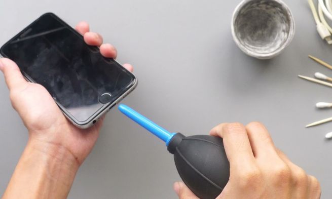 vệ sinh cổng sạc iphone