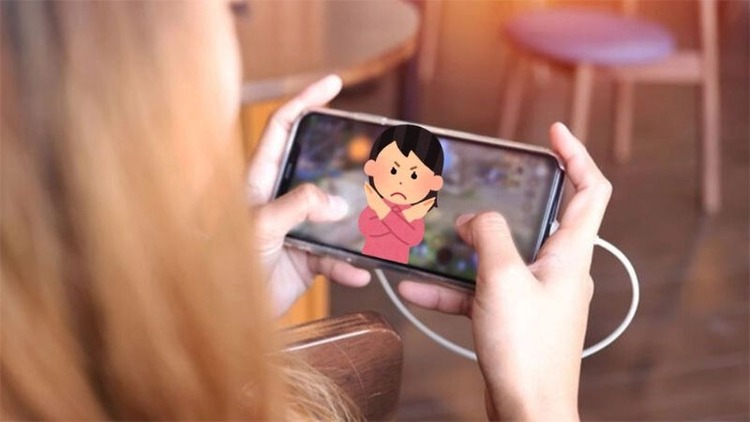 Hạn chế dùng máy khi đang sạc