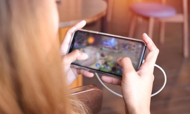 Tránh việc vừa sạc iPhone vừa sử dụng