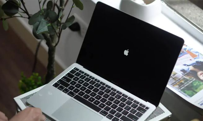 Khởi động lại MacBook