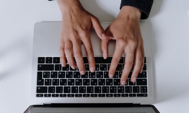 Cách tải ảnh trên laptop không có chuột