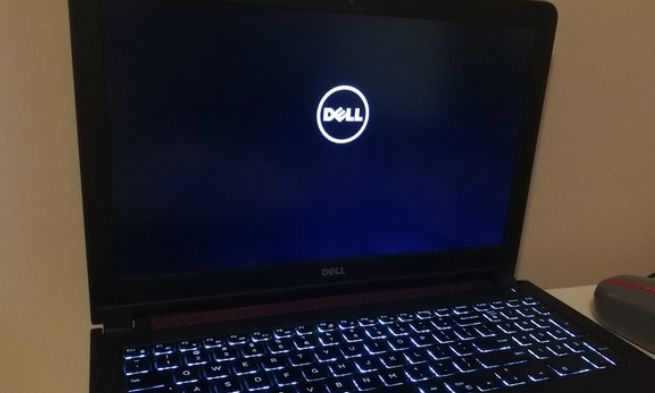 Chờ cạn pin (với laptop pin liền, không phản hồi hoàn toàn)