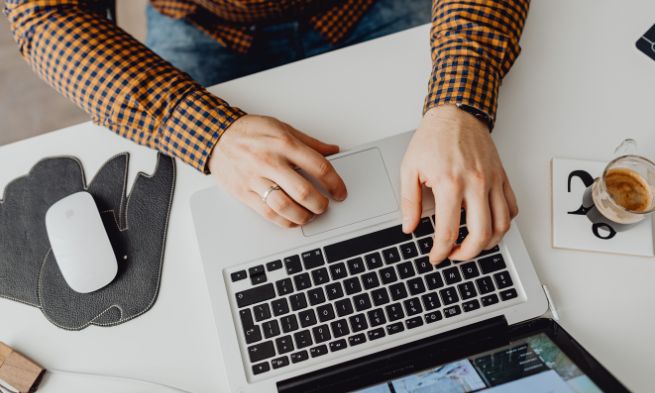 Cách tải ảnh trên laptop không có chuột