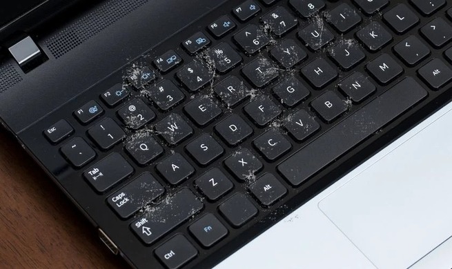 Laptop đã cũ, bàn phím xuống cấp
