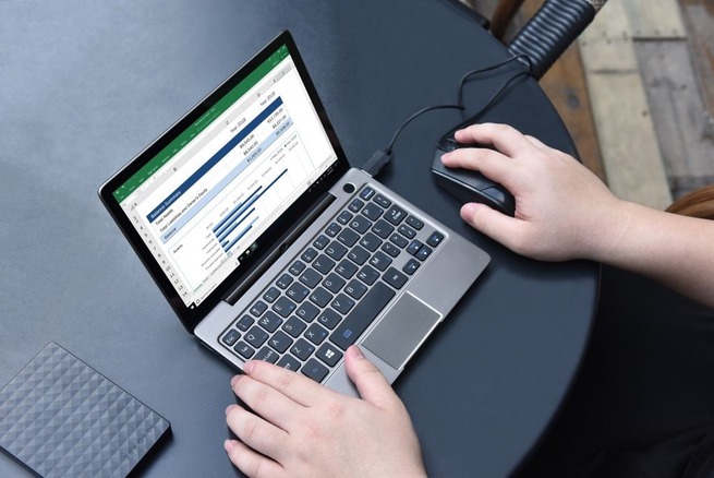 vừa cắm sạc vừa di chuyển laptop