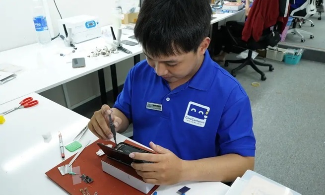 Mang máy đến trung tâm Care Center sửa chữa điện thoại