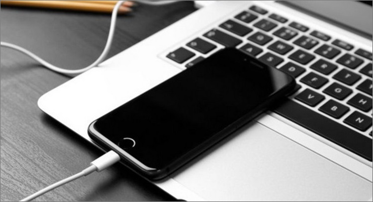 Dùng cáp Lightning để nối iPhone với máy tính