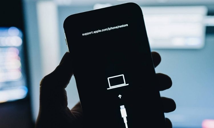 Dùng iTunes hoặc Finder để cập nhật hoặc khôi phục