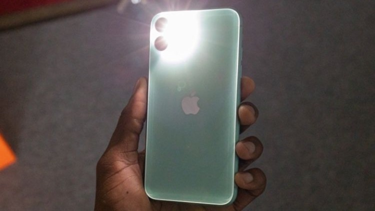 đèn flash điện thoại không bật được