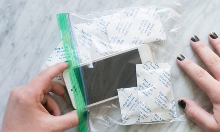 Dùng gói hút ẩm hoặc hạt silica gel
