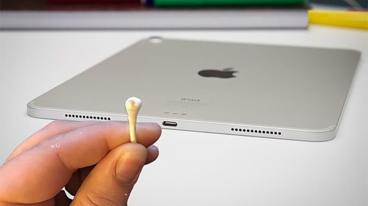 Làm sạch cổng tai nghe và cổng sạc iPad