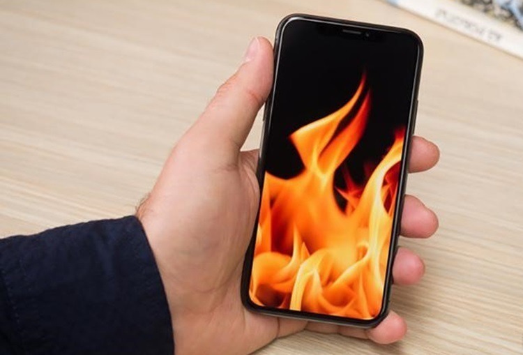 iPhone bị loạn cảm ứng khi sạc