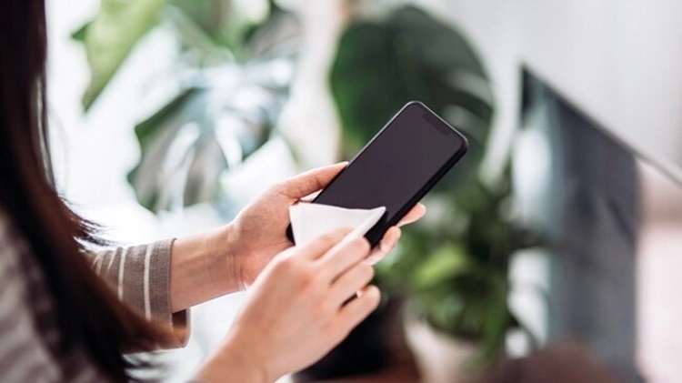 Vệ sinh màn hình iPhone sạch sẽ 