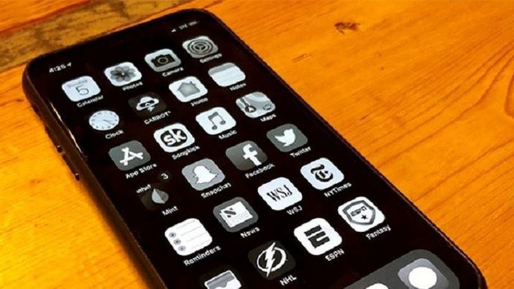 Màn hình điện thoại bị đổi màu trắng đen Android