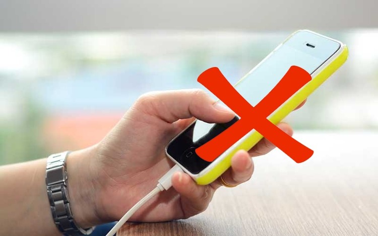 Không vừa sạc vừa sử dụng