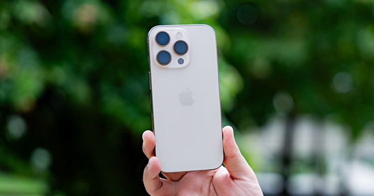 pin iphone 16 pro max dùng được bao lâu