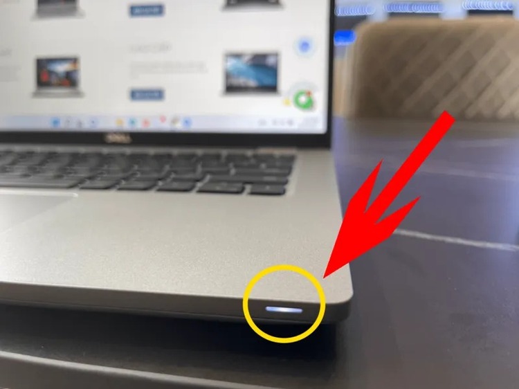sạc pin bị nháy liên tục