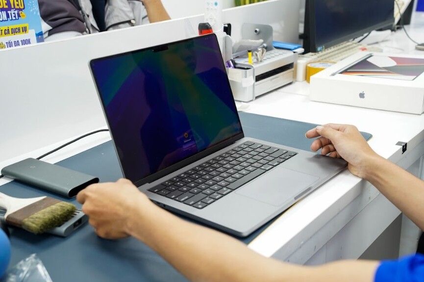Sửa màn hình laptop bị sọc bao nhiêu tiền?