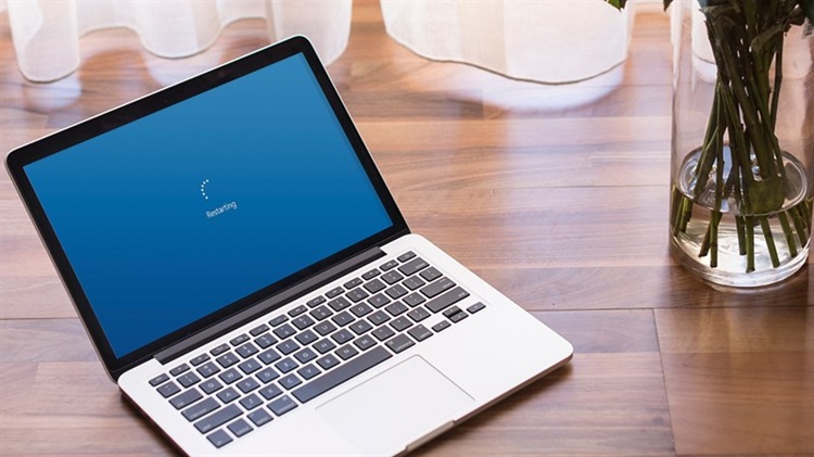 Khởi động lại laptop
