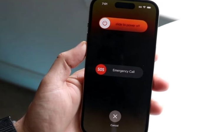 Lập tức tắt máy và không cố khởi động lại