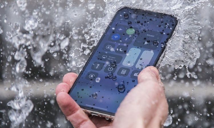 iPhone bị vô nước sập nguồn có sao không