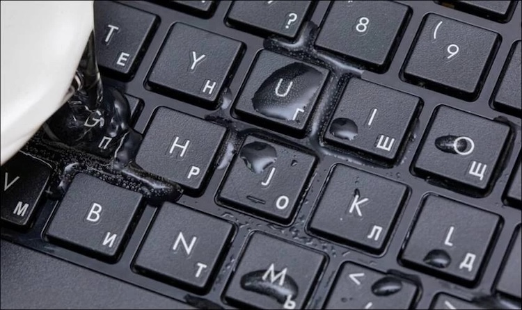 laptop bị đổ nước lọc vào bàn phím