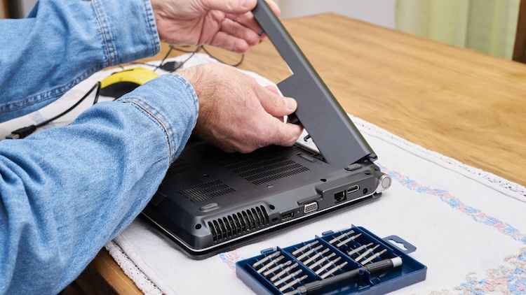 Kiểm tra nguồn điện và pin laptop của bạn