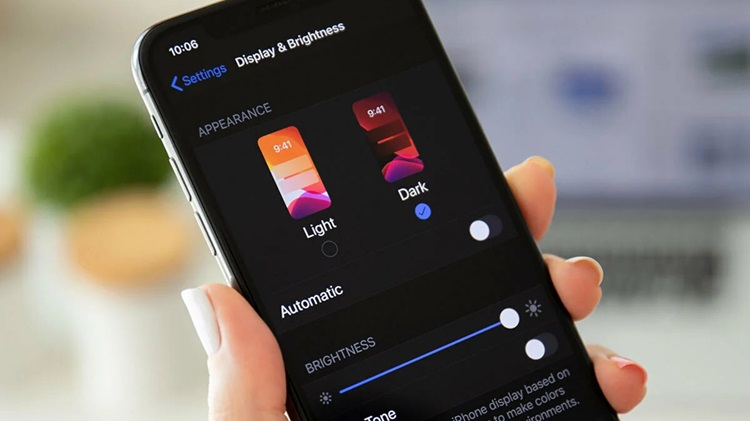 Kích hoạt chế độ tối (Dark Mode) để cải thiện