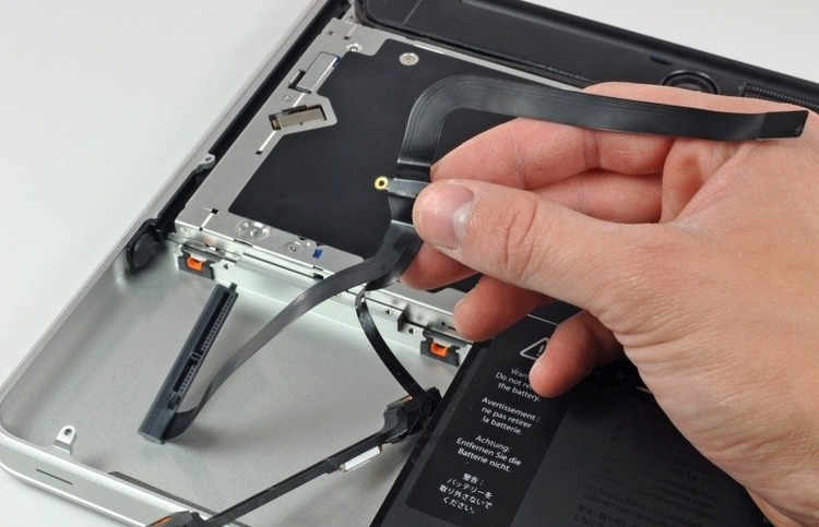 Kiểm tra dây cáp kết nối giữa mainboard và màn hình