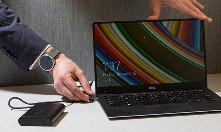 vừa sạc vừa dùng laptop có bị chai pin không