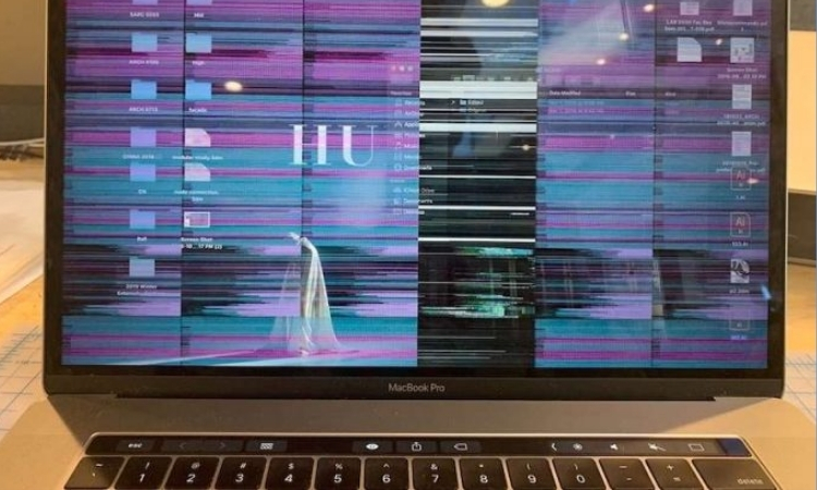 Màn hình MacBook bị sọc mờ do đâu