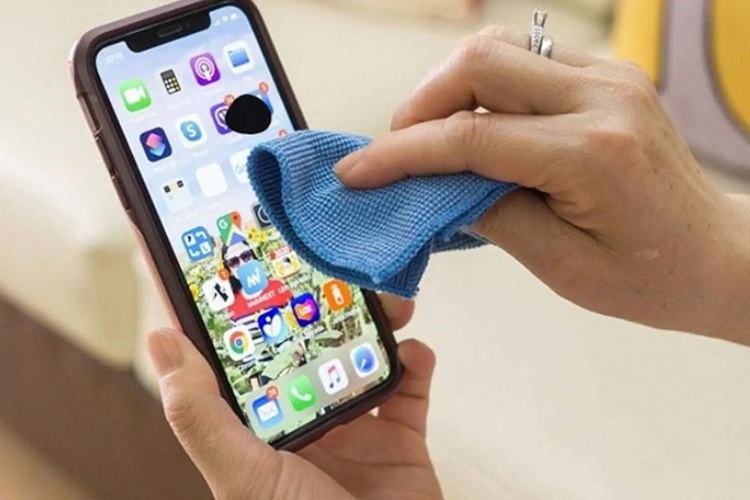 Dùng khăn mềm quấn quanh ngón tay rồi nhẹ nhàng miết ở vùng bị lem mực