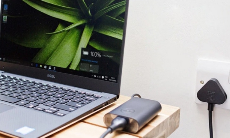 vừa sạc vừa dùng laptop có bị chai pin không