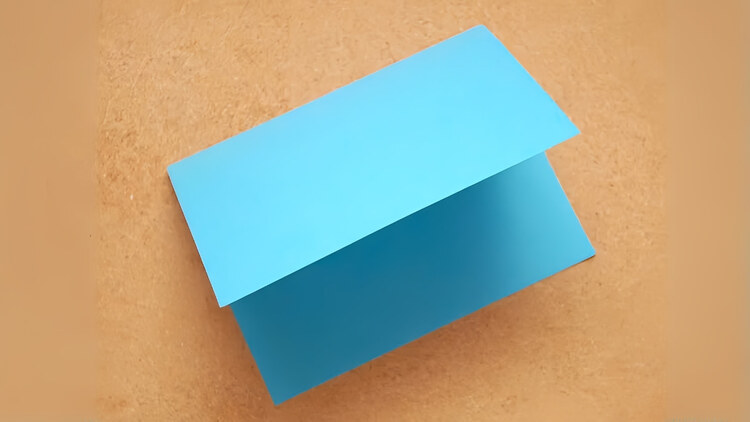 Gấp đôi giấy để làm khung thiệp