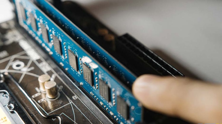 Làm sạch và lắp lại thanh RAM