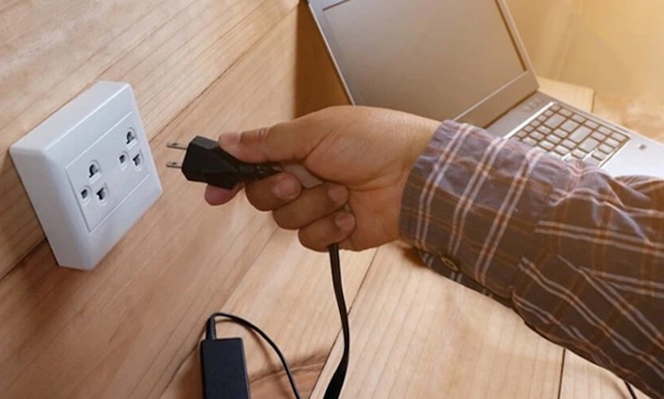 Thử cắm sạc sang ổ điện khác