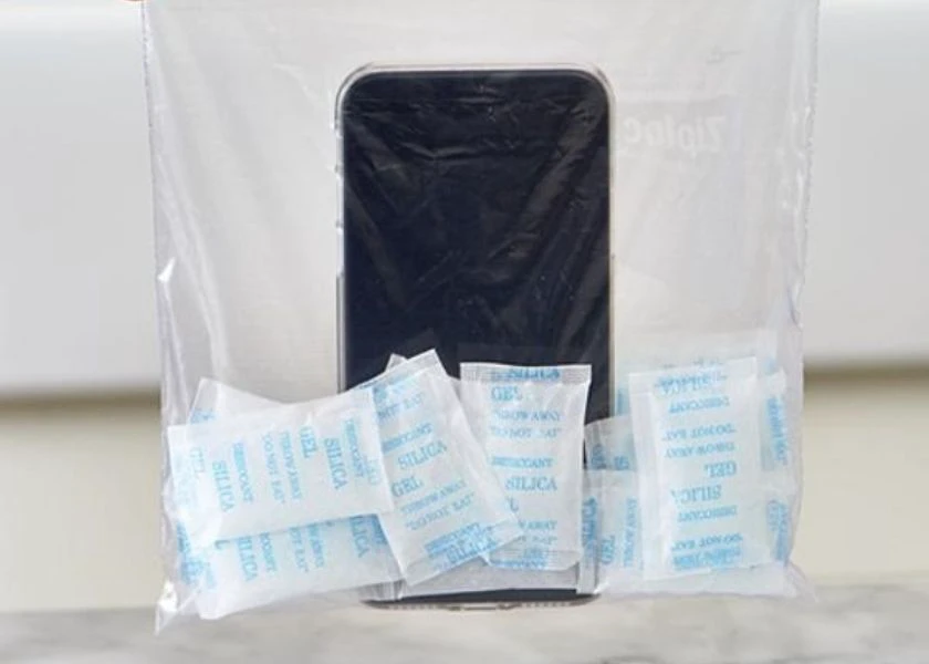 Dùng gói hút ẩm (Silica Gel)