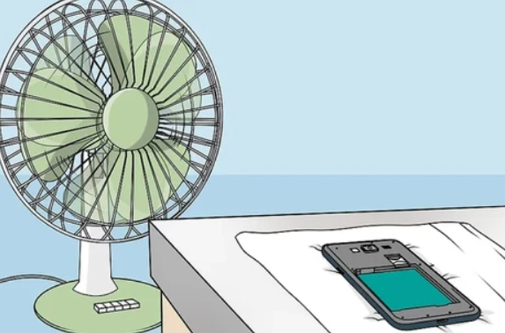 Dùng quạt gió hoặc máy sấy (chế độ gió lạnh)