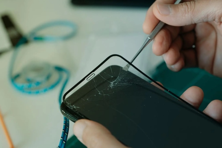 Tháo kính cường lực để test độ nhạy màn hình 