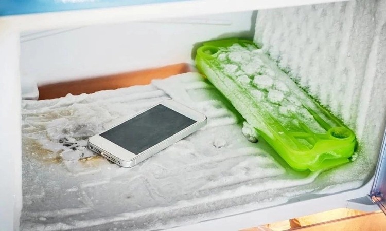 Không đặt điện thoại vào ngăn đá tủ lạnh