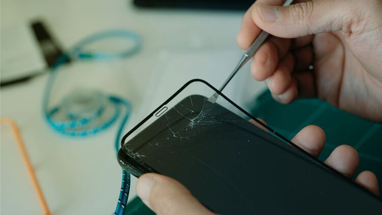 Tháo miếng dán màn hình