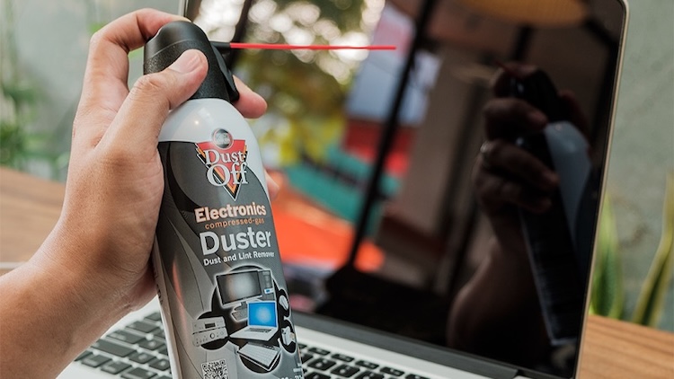 ử dụng bình xịt khí nén để làm sạch bụi bám trong loa