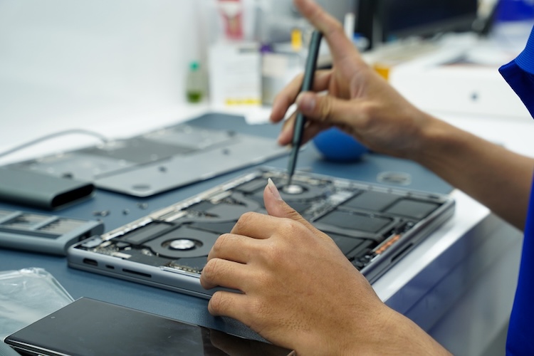 Thay màn hình Macbook bị vỡ