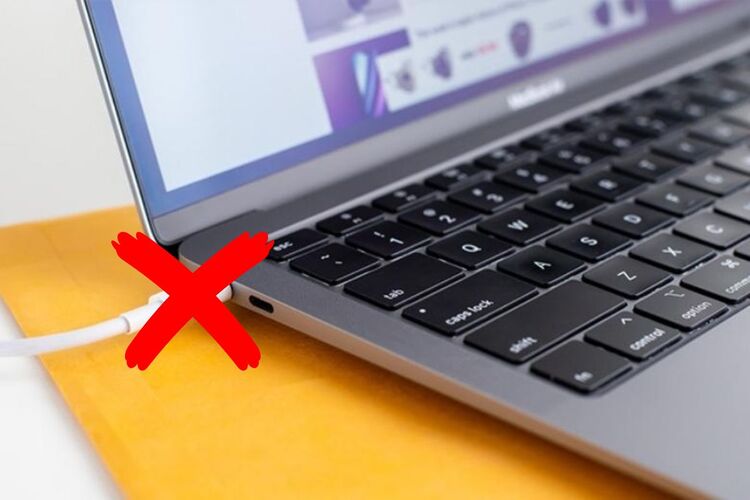 Không sạc hoặc kết nối nguồn điện khi MacBook bị vô nước