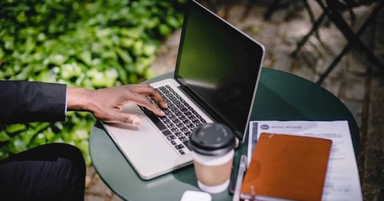 Không dùng MacBook dưới ánh nắng trực tiếp