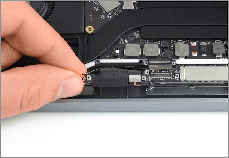 Kiểm tra cáp màn hình MacBook Pro, vệ sinh cẩn thận