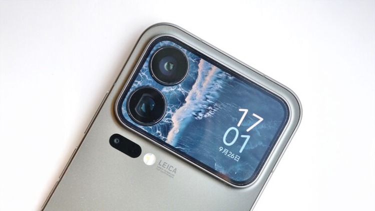 Xiaomi 18 màn hình phụ